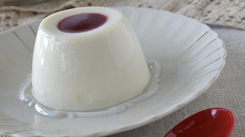 Pannacotta et son coulis de fruits rouges